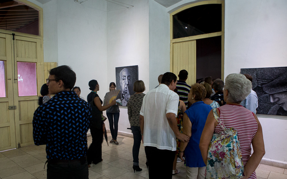 Picture of Gallery Attendants Entering the exhibition room. gallery arte soy in santiago de cuba, cuba. 2015  © Pedro Rodrigues